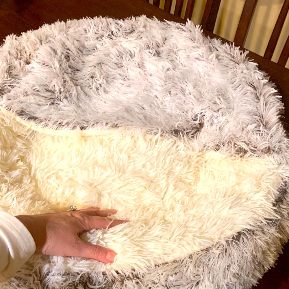 Luxurious Cream and Gray Faux Fur Throw cat bed w/under hidden warm compartment